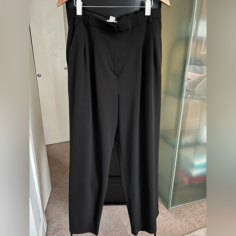 Chic Black Wide Leg Trousers with Flowing Silhouette